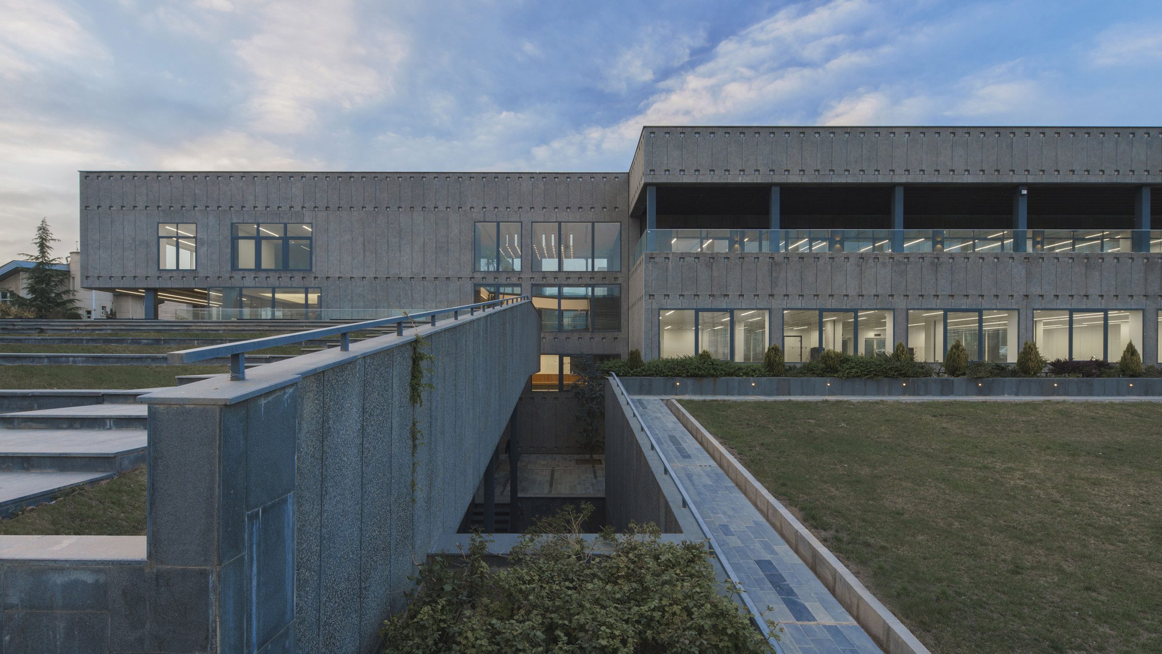 Hooba Design Group adds concrete volumes to Saman Satellite office - Vimarsana News