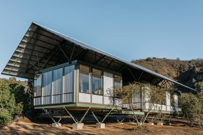 Paneles de fibra de madera reciclada en capas sobre prototipo de vivienda en Chile