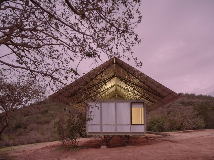 Prototipo de vivienda a dos aguas con estructura modular sobre paisaje chileno