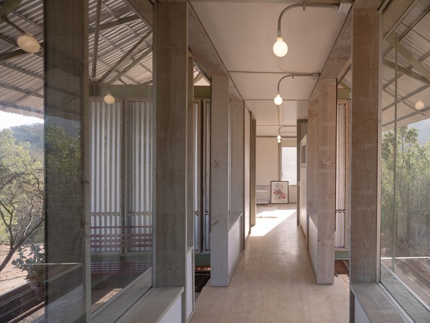 Instantánea interior y exterior de prototipo de vivienda chilena