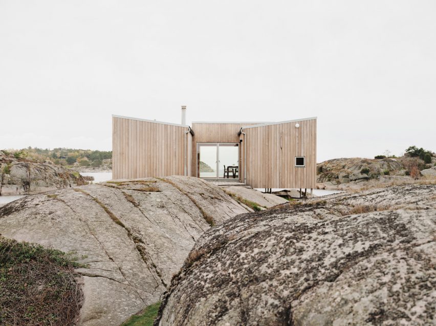 Ash-lined cabin elevated in rocks