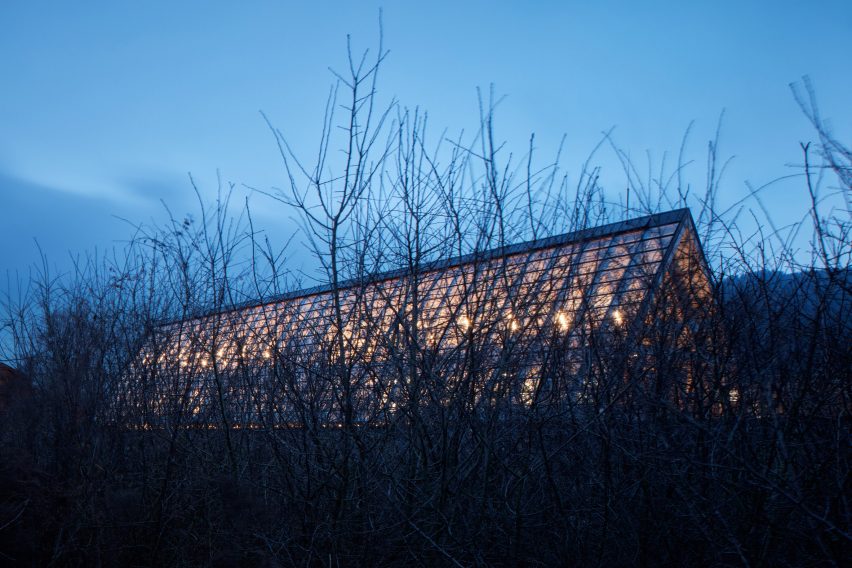 Techo de cristal de la sede de Kloboucká lesní por Mjölk Architekti