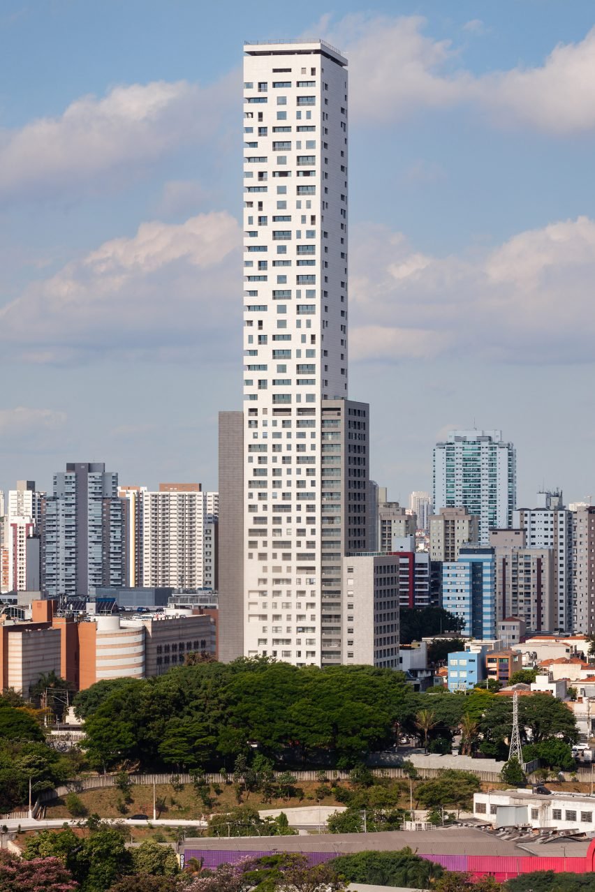 profile of the skyscraper with side blocks visible