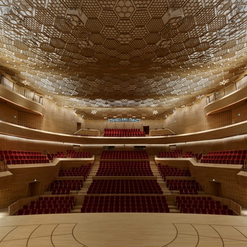 Interior del auditorio del complejo La Seine Musicale de Shigeru Ban