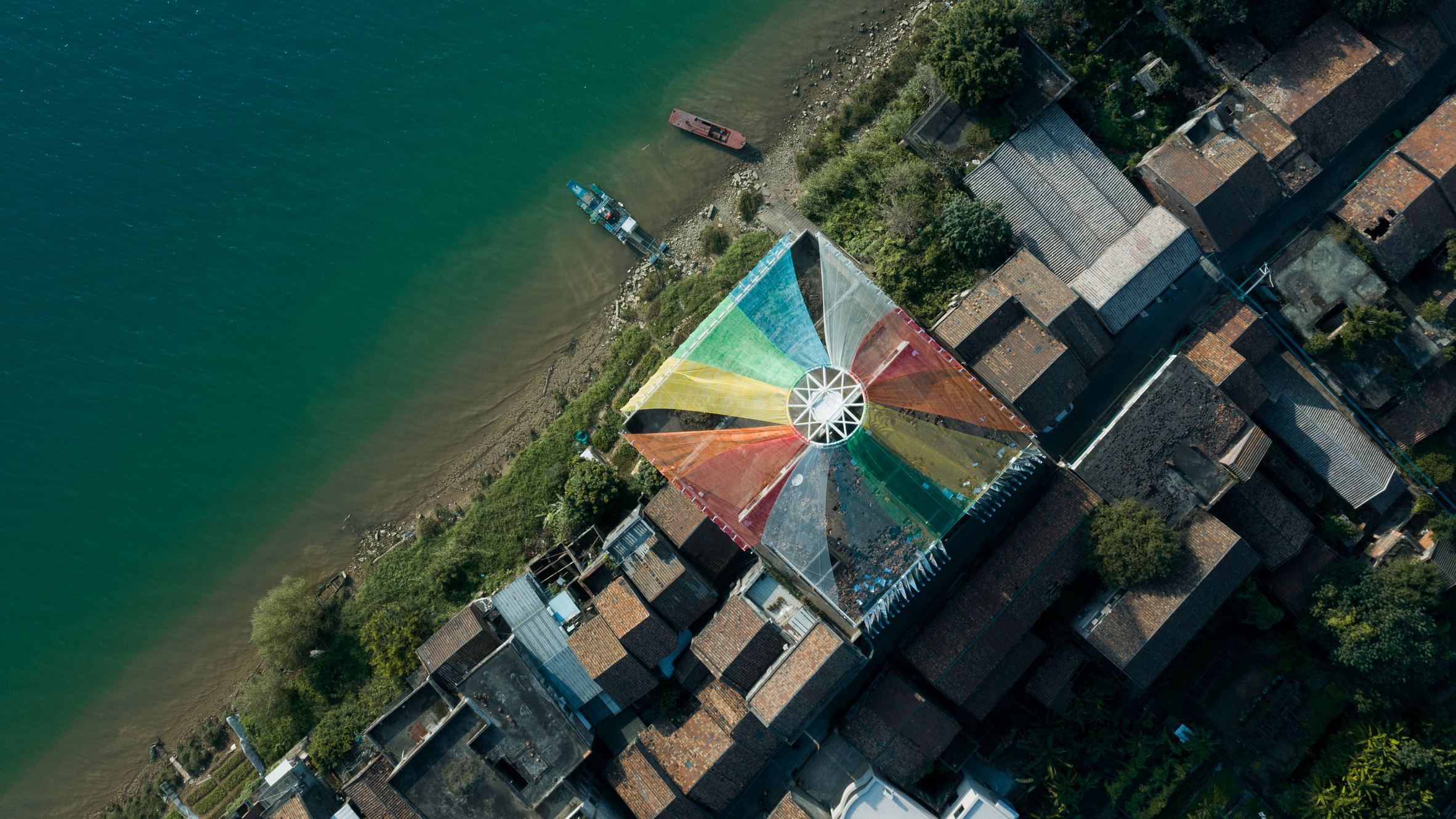 Ma Yansong decorates abandoned building with fishing-net installation - Vimarsana News