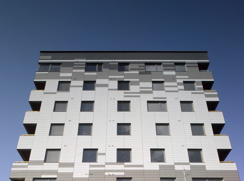 Revestimiento pixelado de la vivienda de Murray Grove por Waugh Thistleton