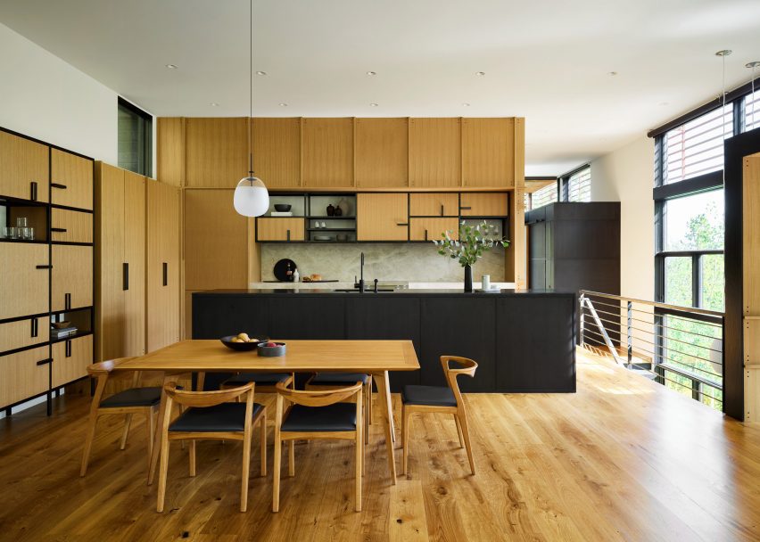 Деревянный пол на кухне в Paintbrush Residence