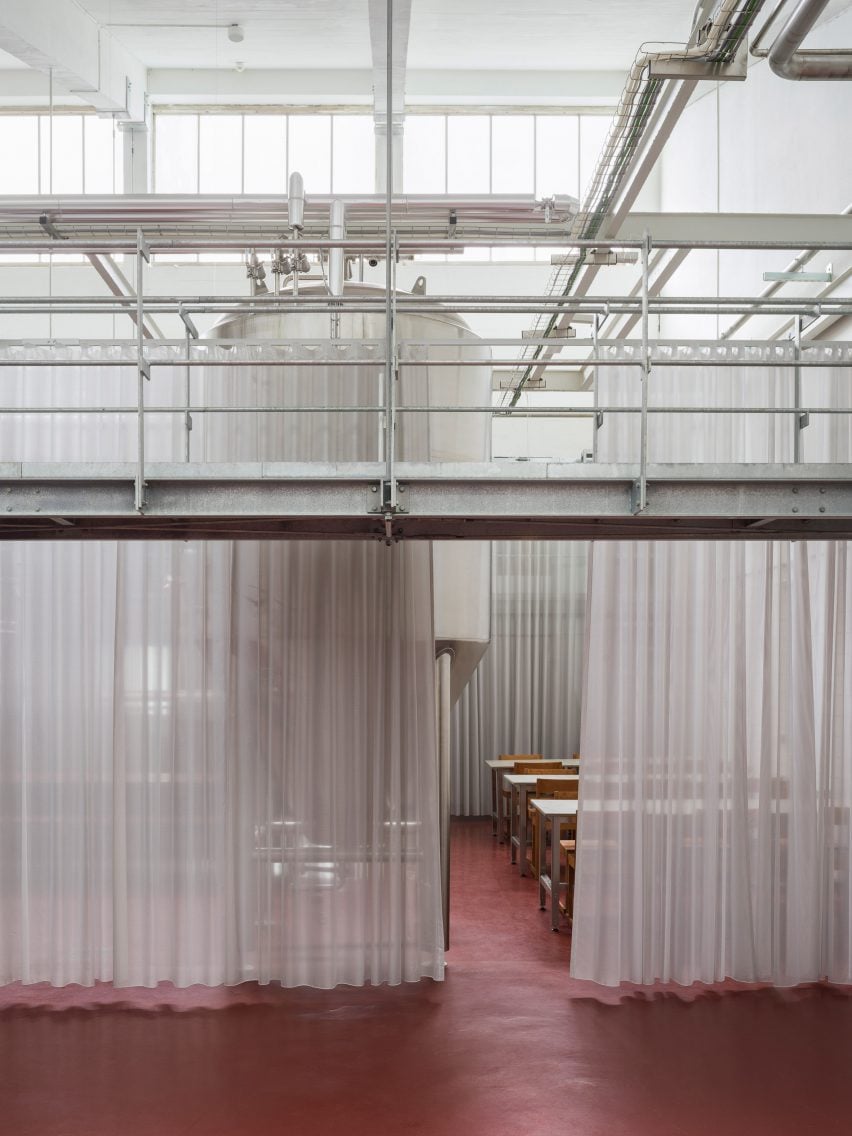 Cortinas semitransparentes dentro de cervecería diseñadas por Pihlmann Architects