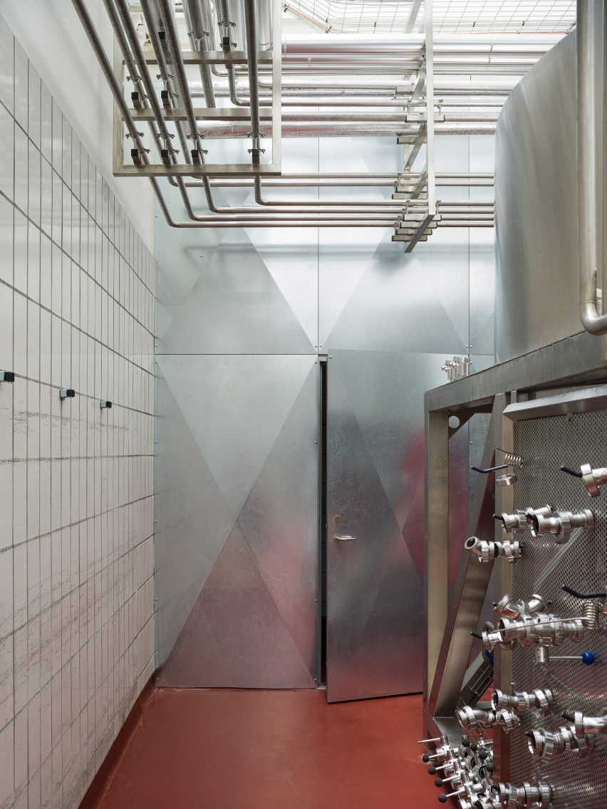 Tanque de fermentación de acero dentro de la cervecería en Copenhague