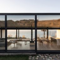 ERRE Arquitectos designs U-shaped Chilean beach house overlooking the Pacific Ocean