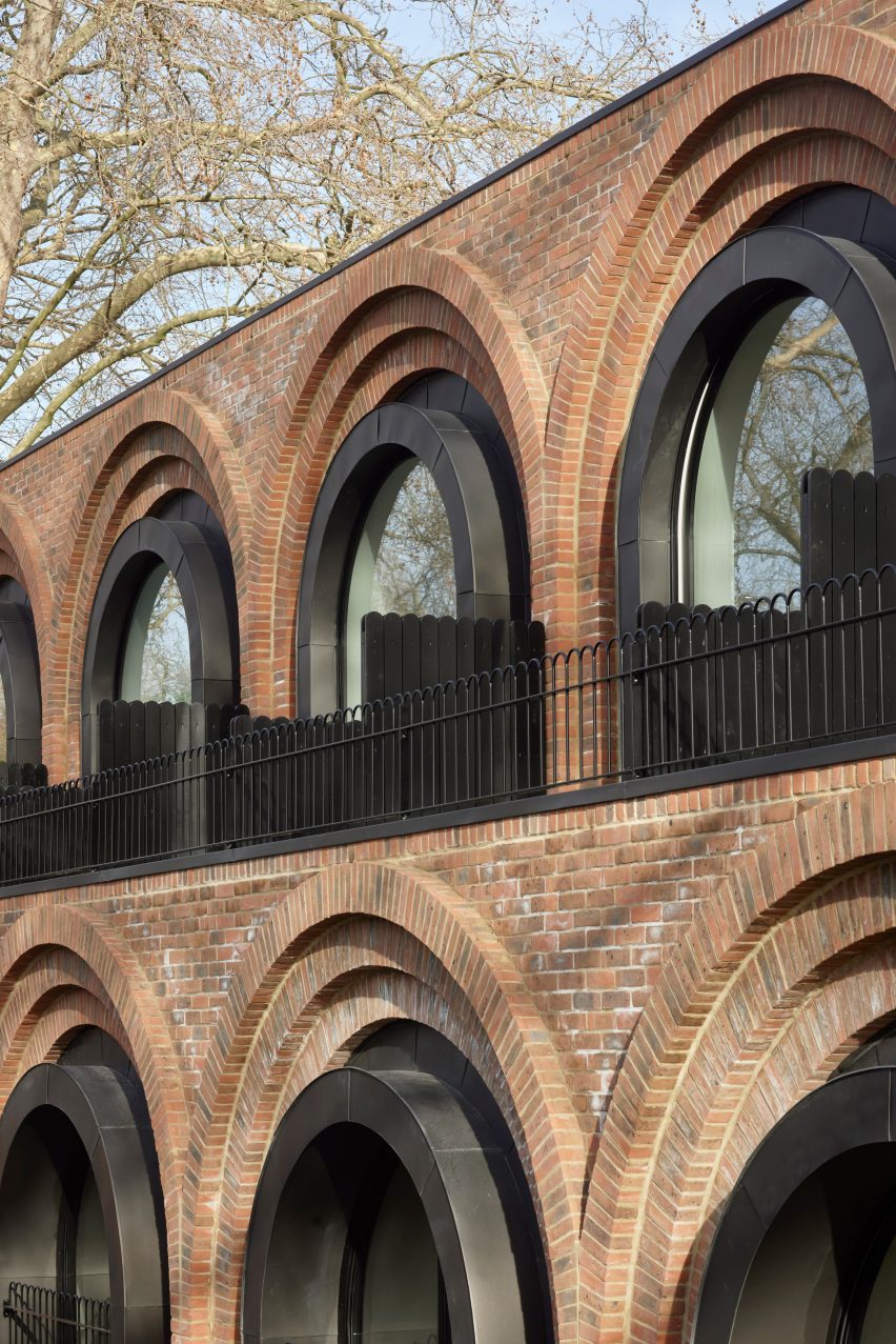 Ventanas arqueadas en la fachada de ladrillo de las casas adosadas The Arches de The DHaus Company
