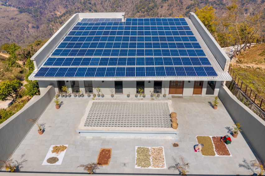 Vista aérea del edificio con paneles solares.