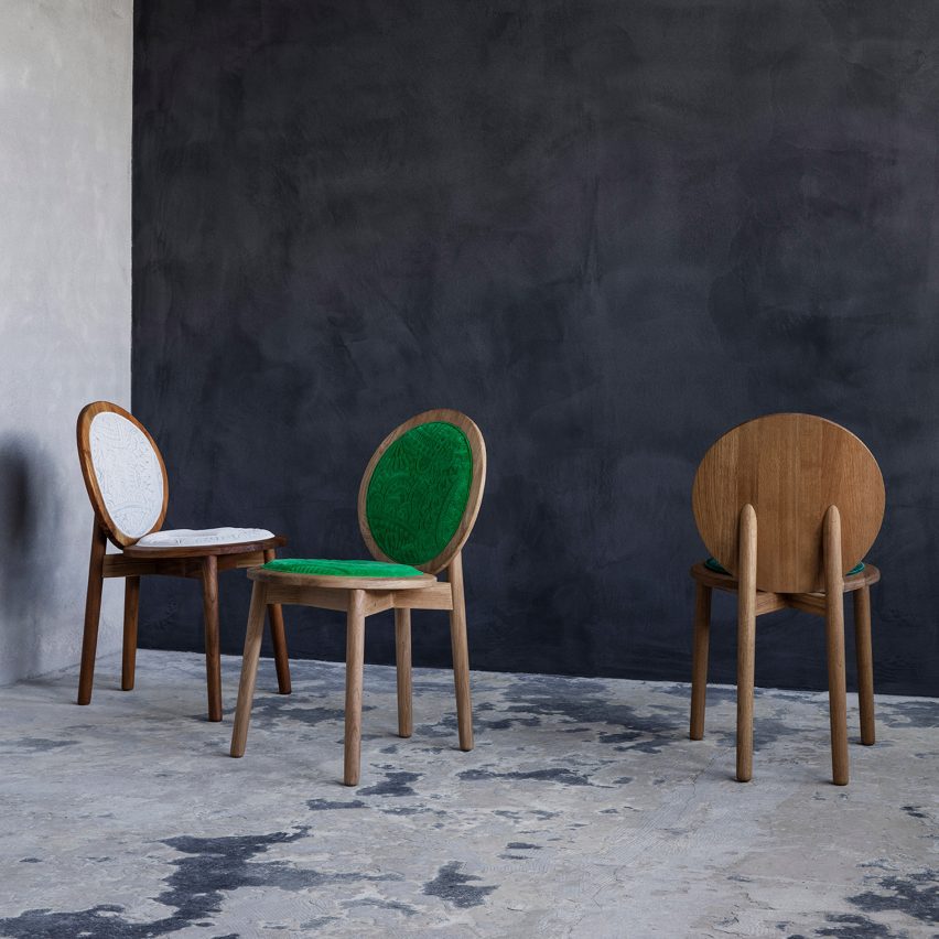 Три деревянных стула с круглыми бело-зелеными мягкими сиденьями от Ca'lyah