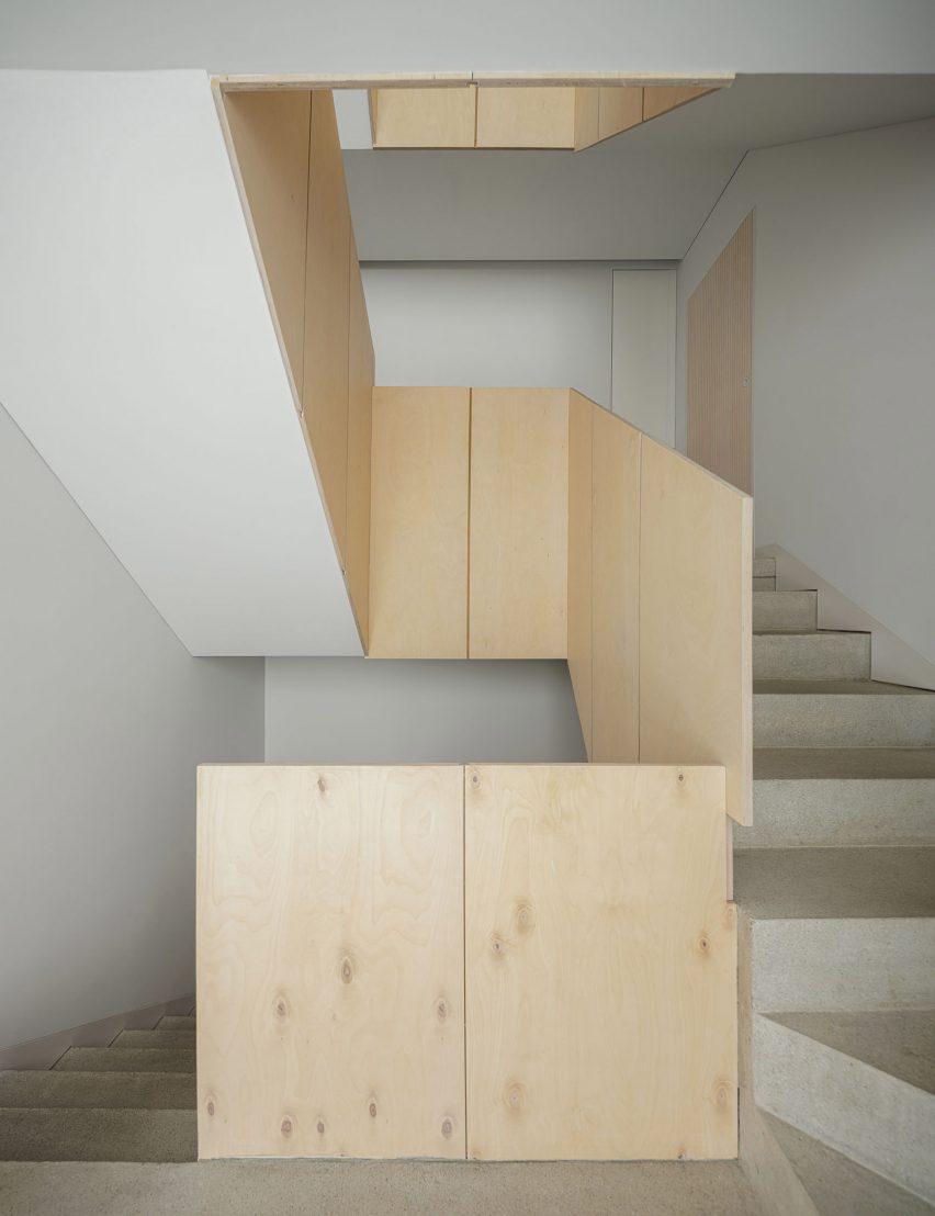 Photo of the staircase in home by Tsou Arquitectos