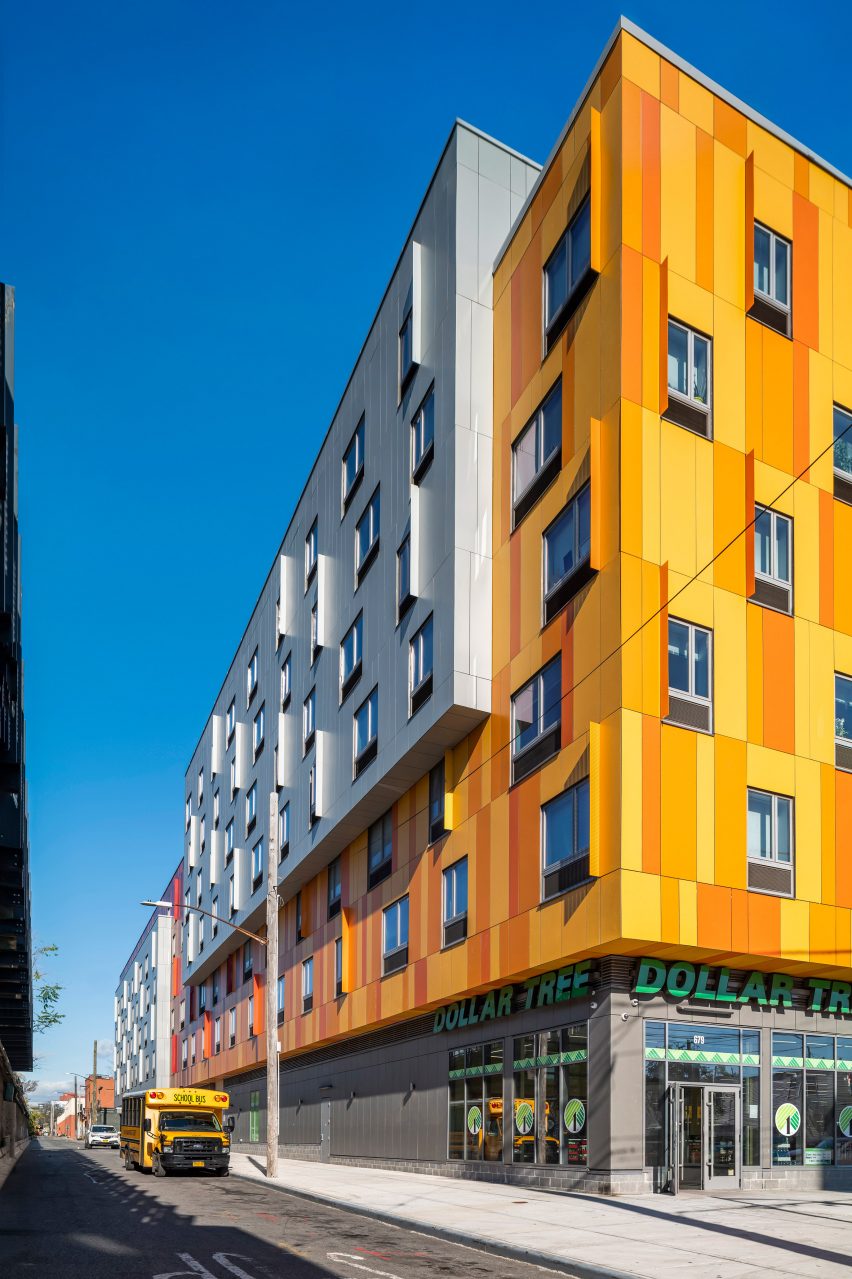Bloque de viviendas sociales geométricas que se avecina con una fachada colorida de Gluck+