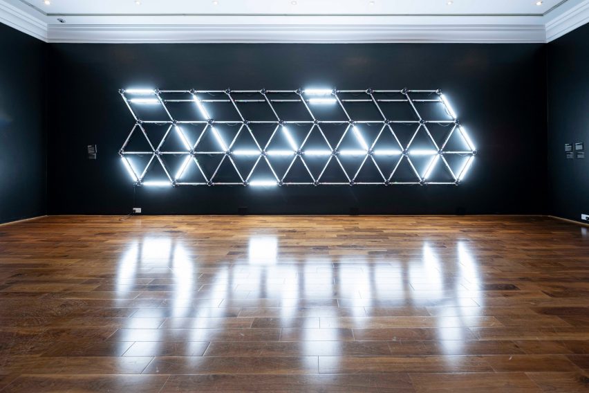 Система освещения на стене с отражением в полированном деревянном полу