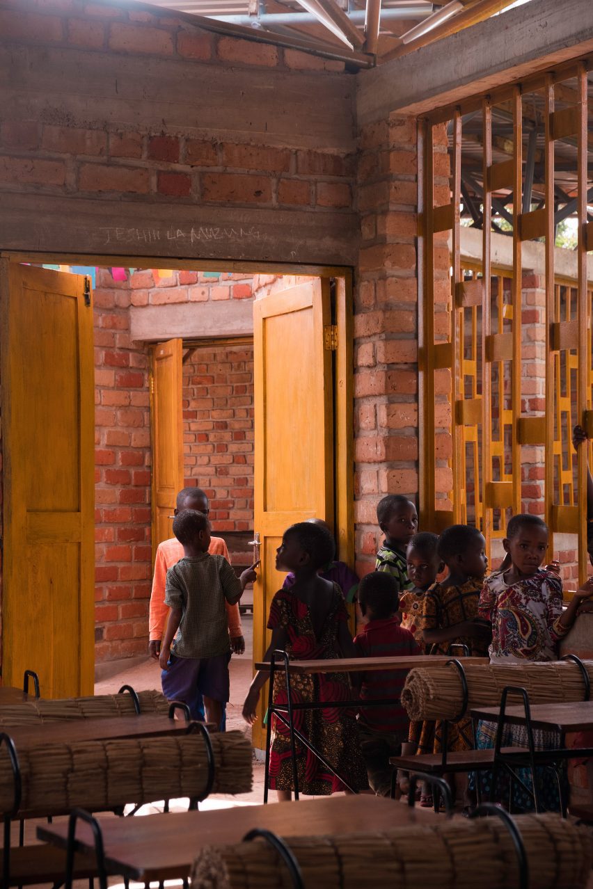 Дети в классе в Танзании