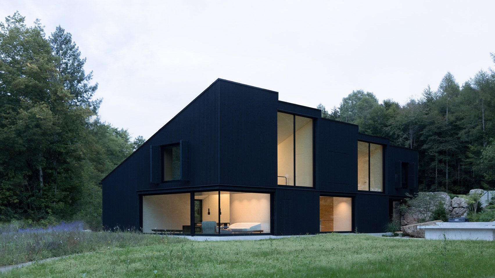 Appels Architekten prefabricates black house in rural Bavaria