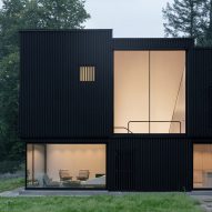 Appels Architekten prefabricates black house in rural Bavaria 