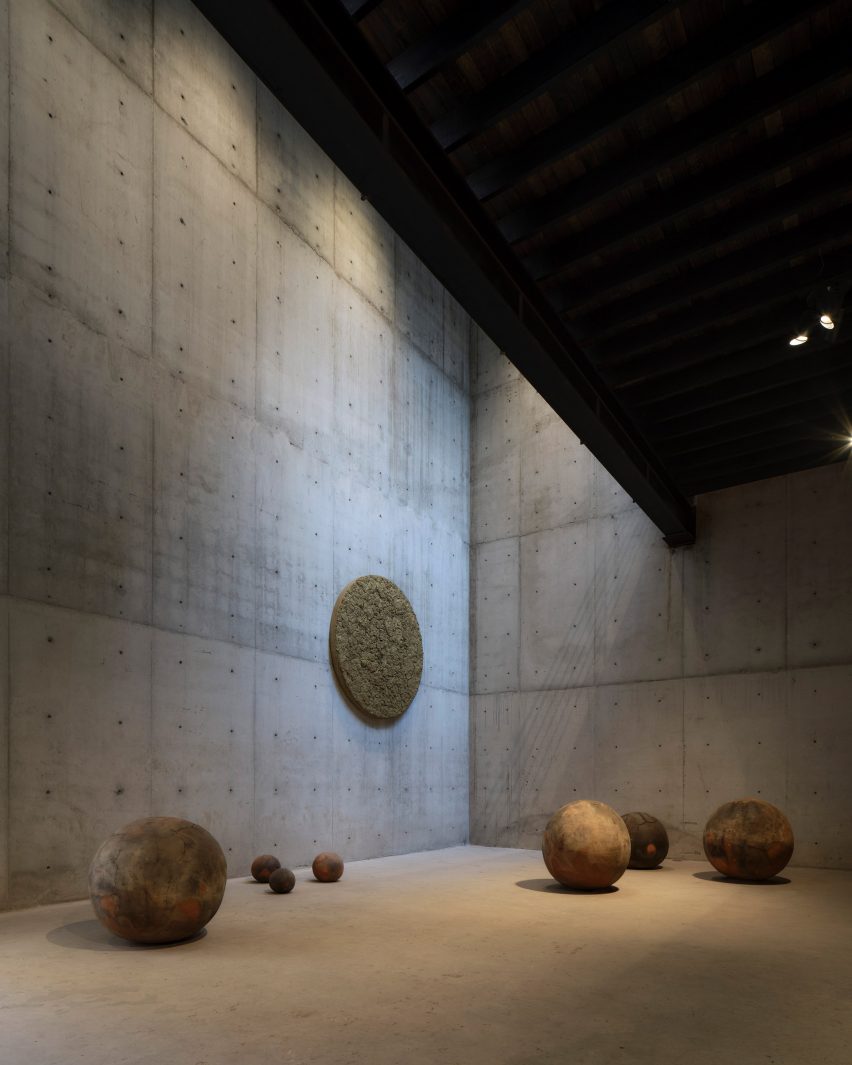 Concrete walls with spherical sculptures