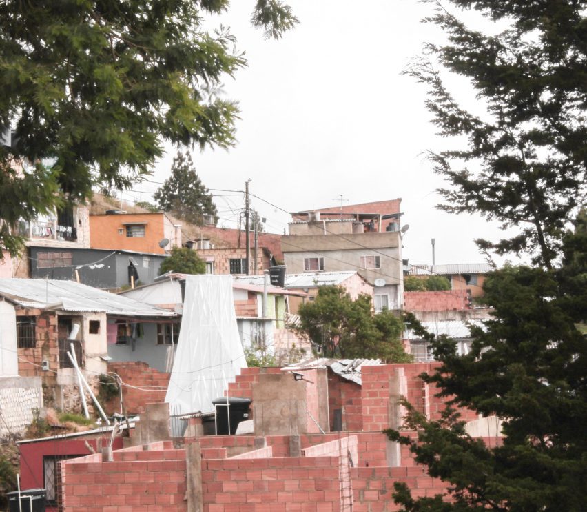 Vista del quartiere della Colombia con il dispositivo antinebbia