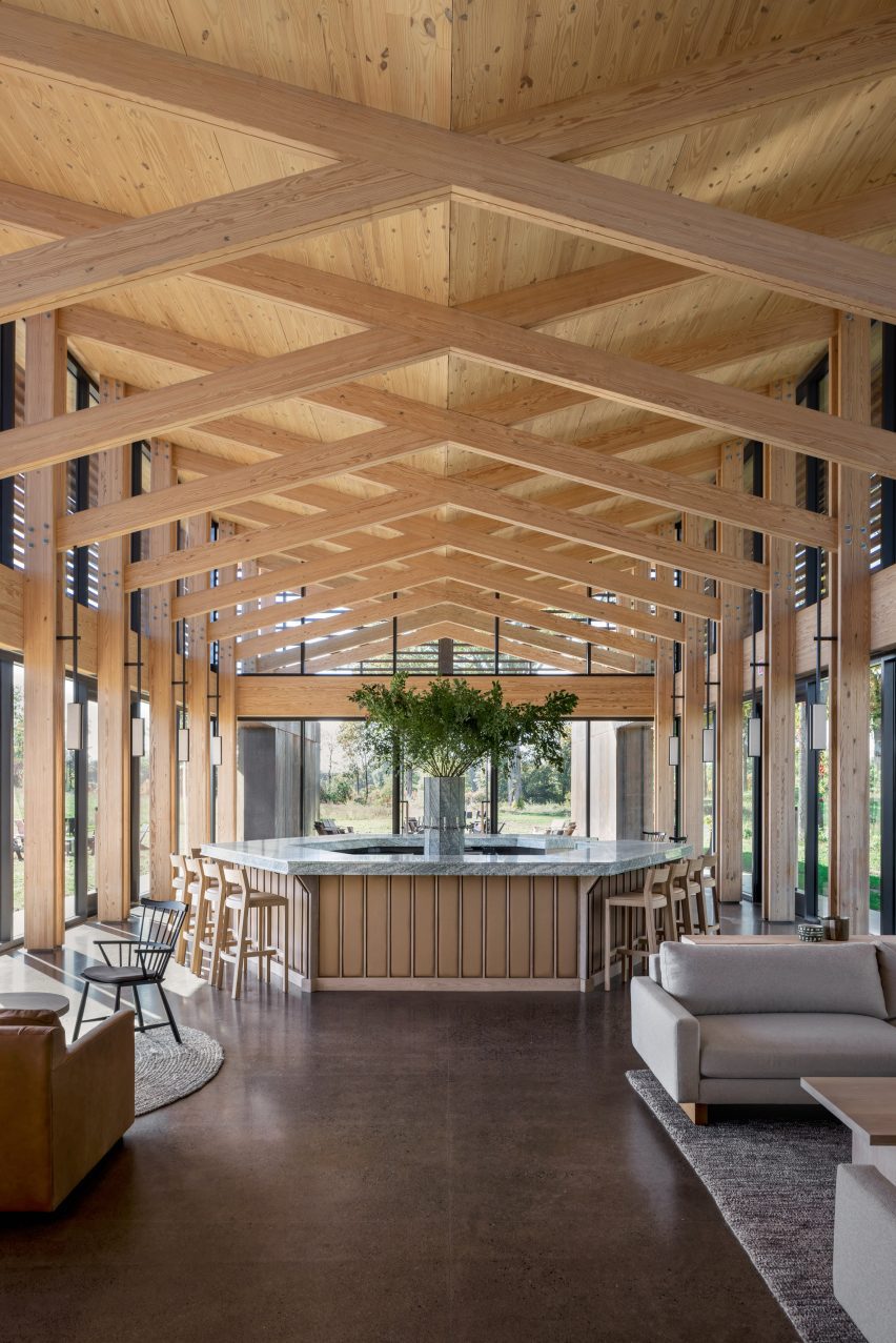 Sala degustazione interna con struttura in legno lamellare e bancone esagonale