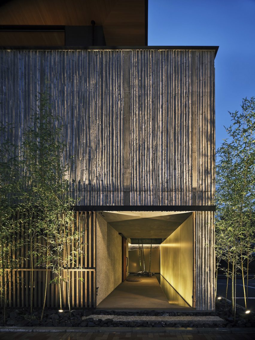 Exterior de una casa japonesa por Cubo Design Architects