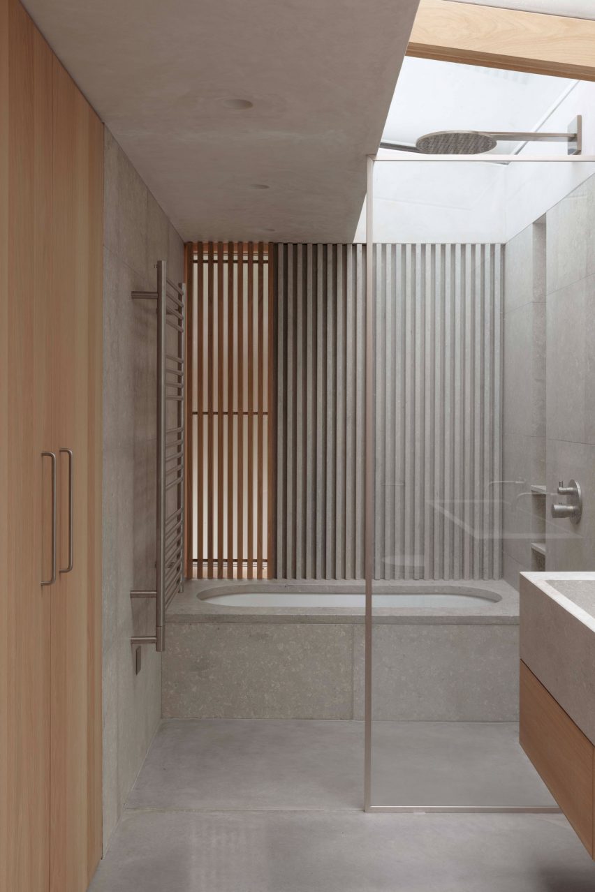 Bathroom of De Beauvoir Extension by Architecture for London