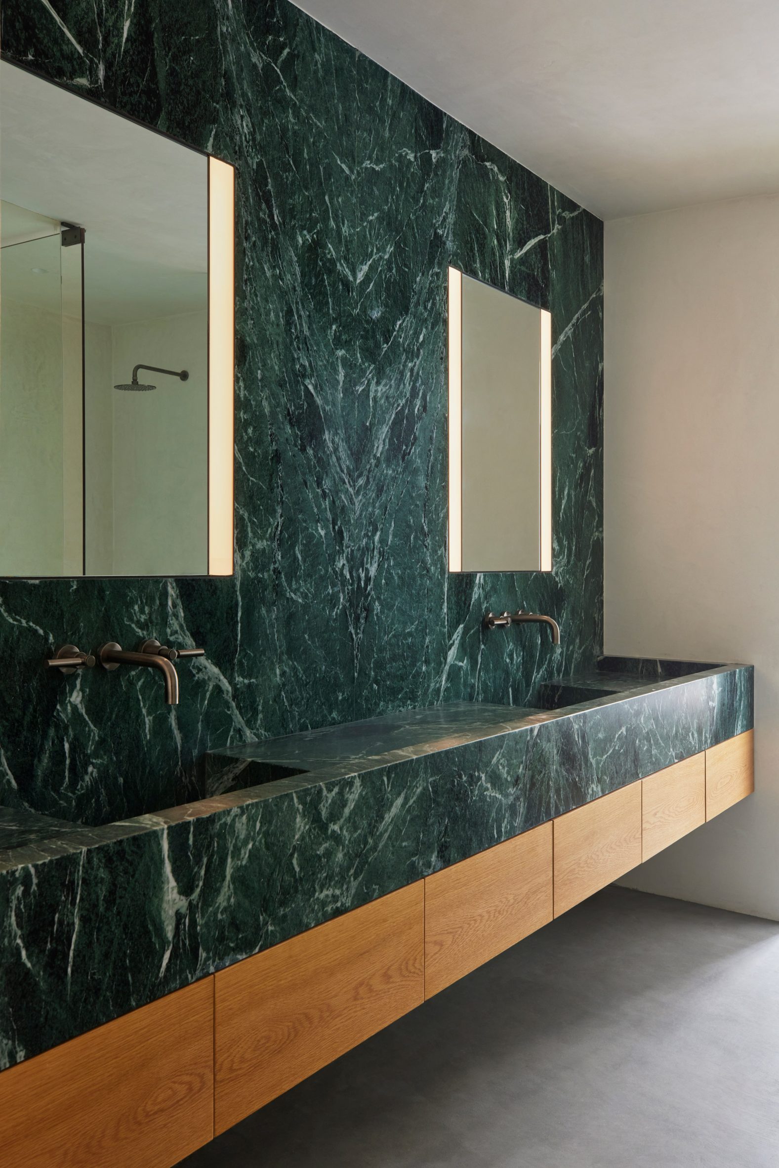 Bathroom lined with Verde Aver marble