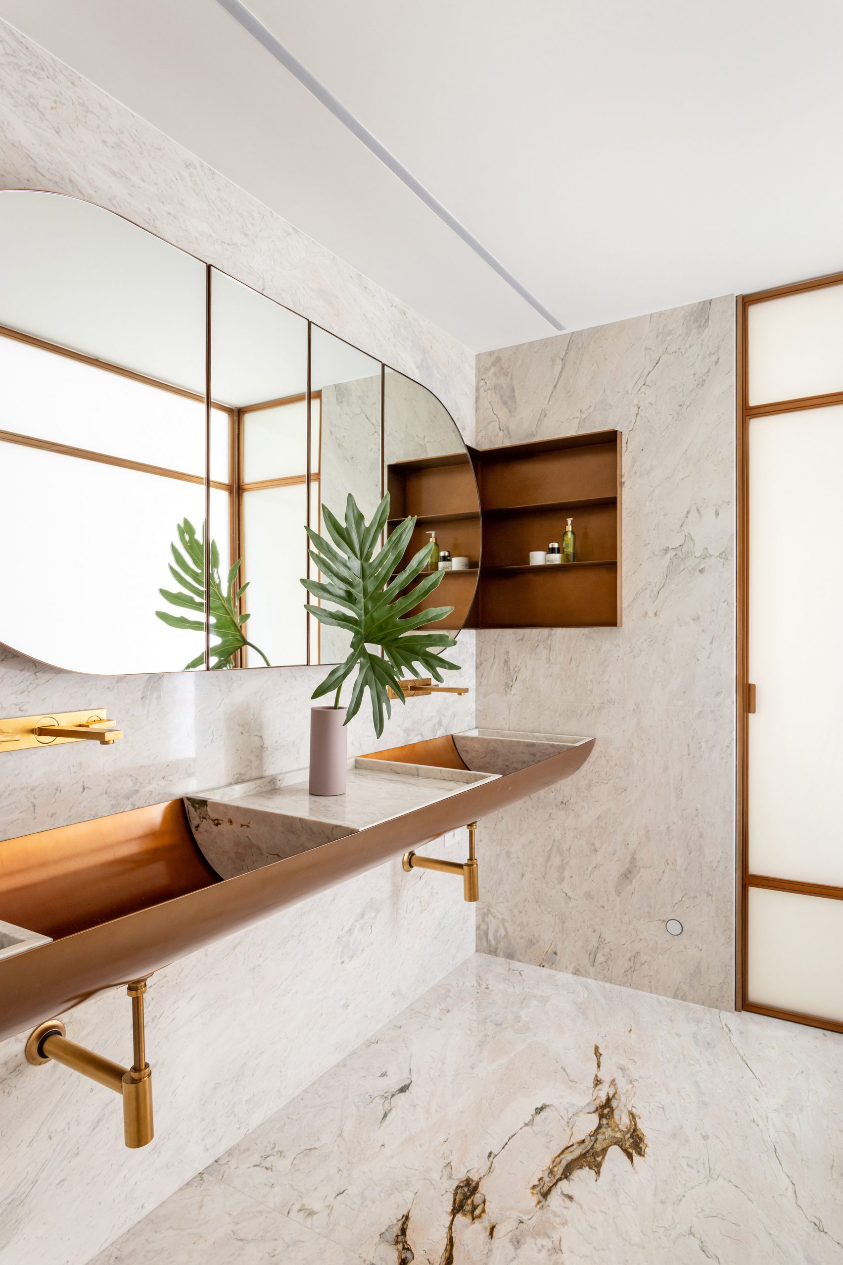 Baño de mármol en apartamento ER, Brasil, por Pascali Semertjian Architects