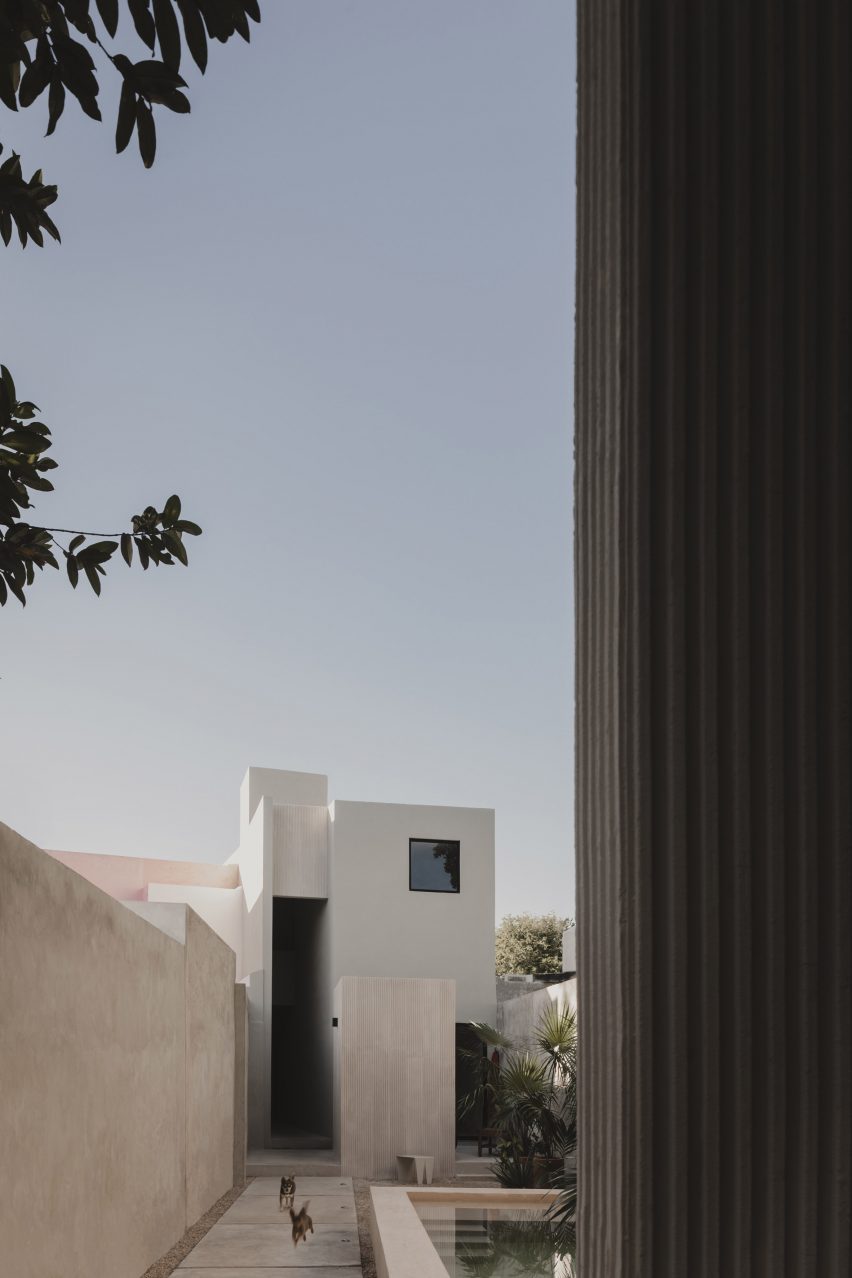 The El Tiron concrete house by FMT Estudio with swimming pool courtyard
