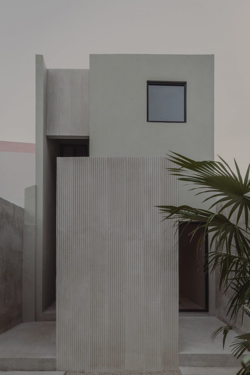 The exterior of the El Tiron concrete house by FMT Estudio
