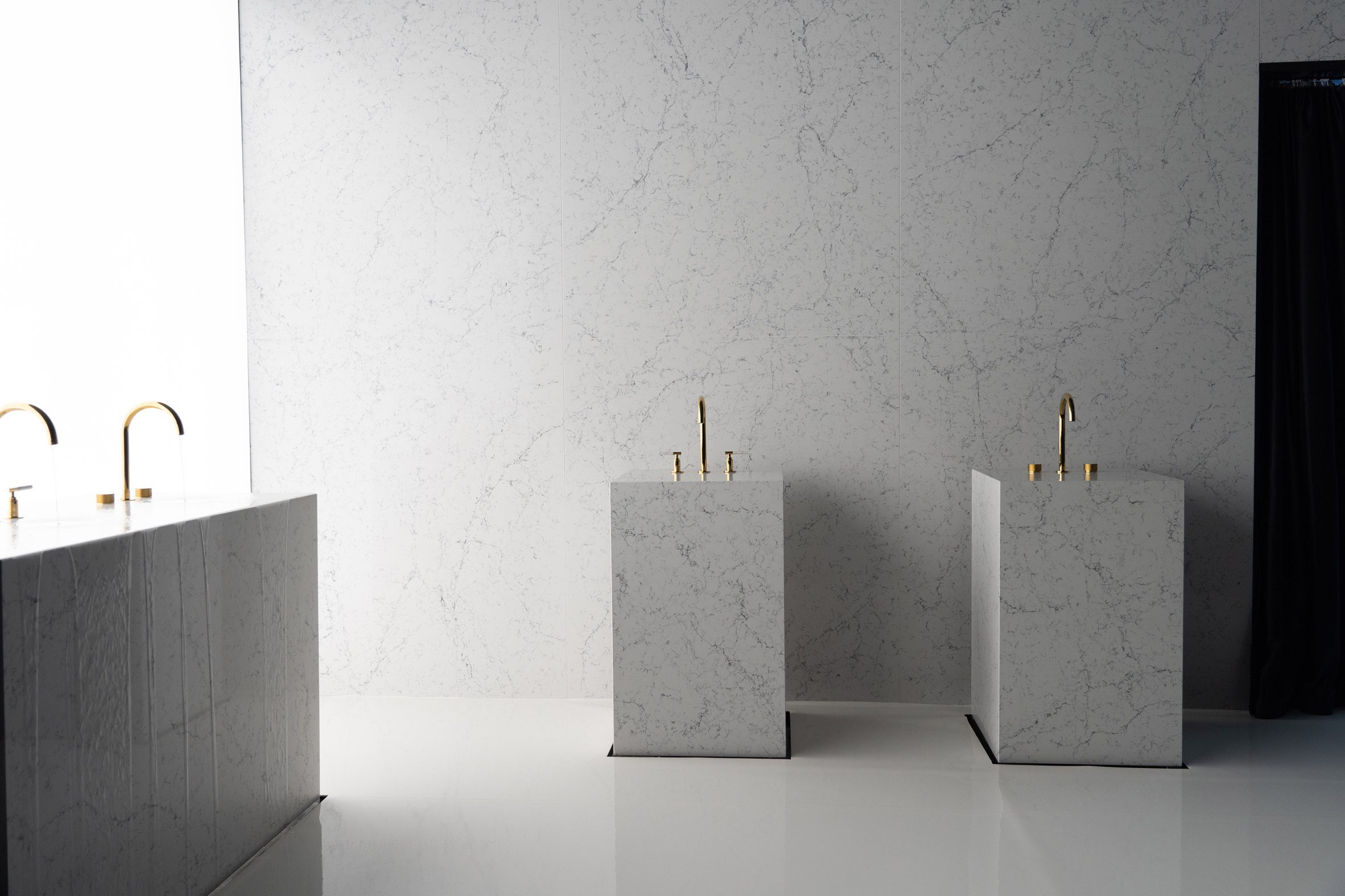 Marble-toned Grohe wash basins with gold faucets