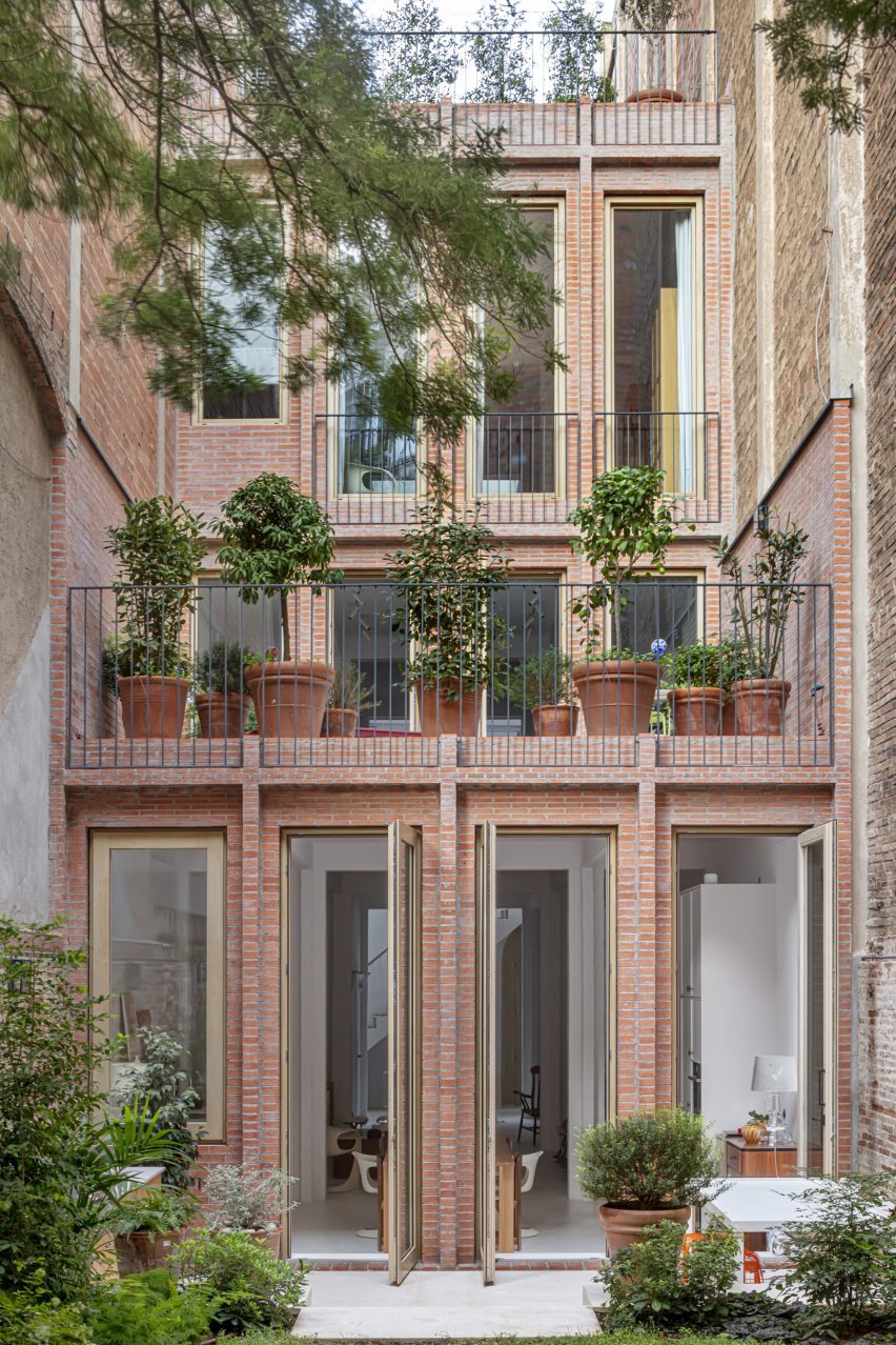 Brick rear extension at an apartment in Barcelona by H Arquitectes
