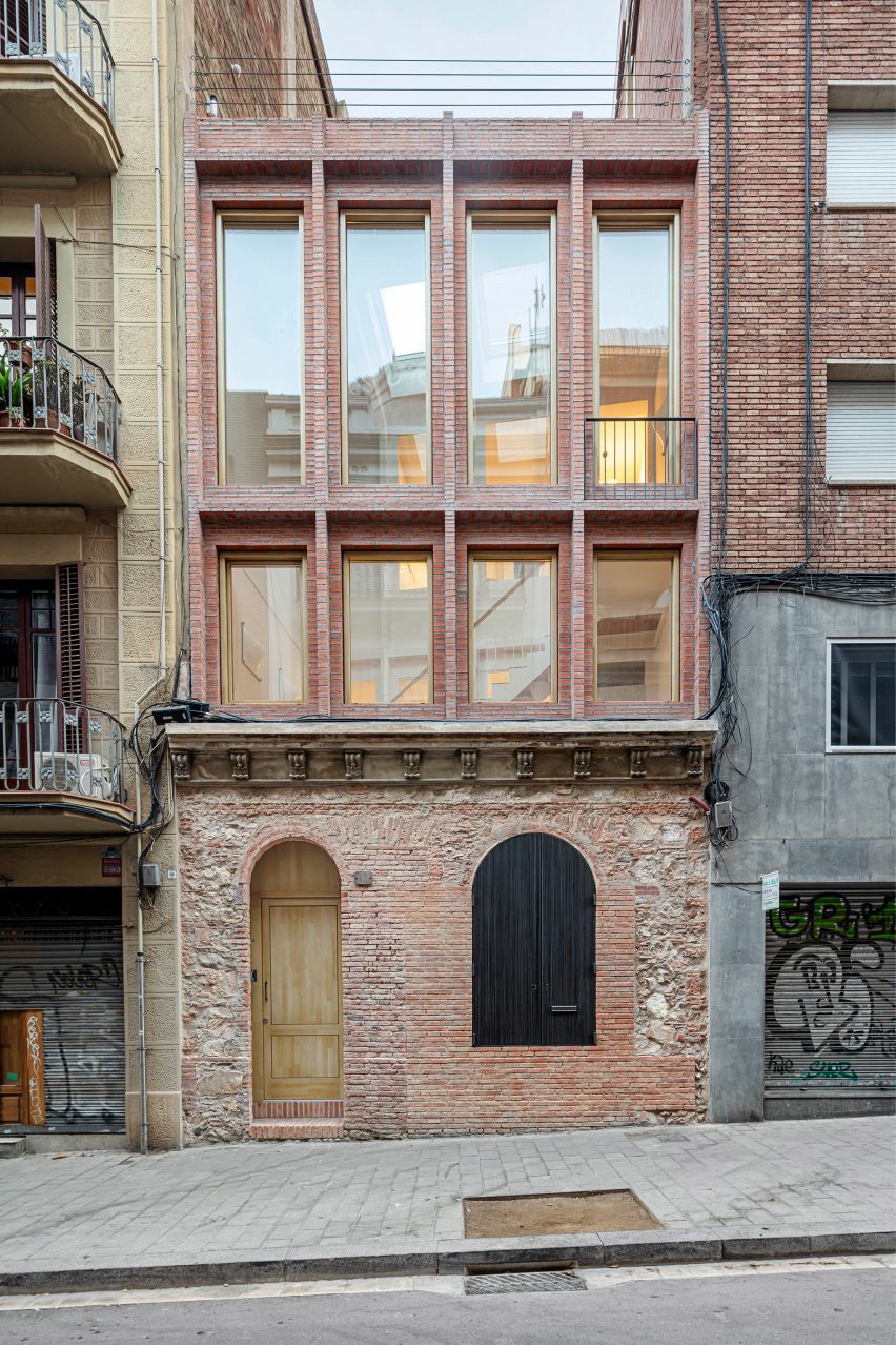Brick rear extension at an house in Barcelona by H Arquitectes
