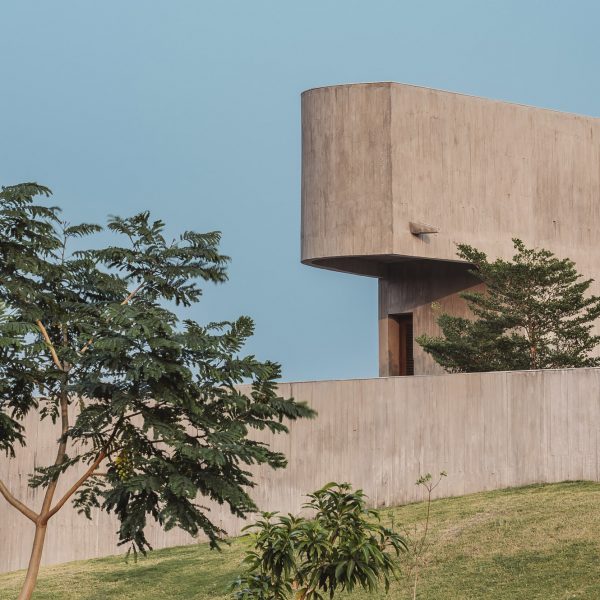 Design Ni Dukaan builds "citadel-like" concrete house in India