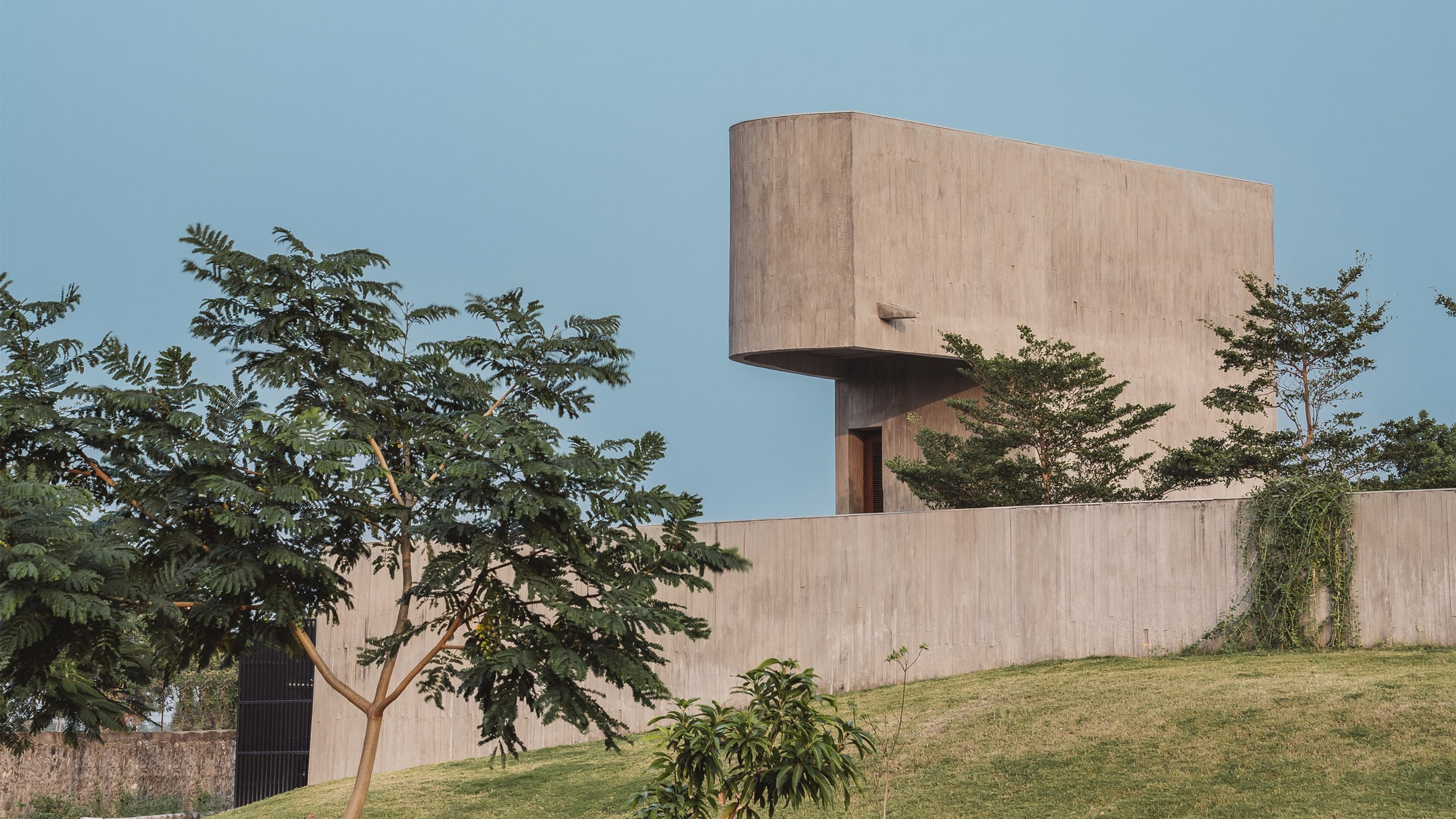 Design Ni Dukaan builds "citadel-like" concrete house in India - Vimarsana News