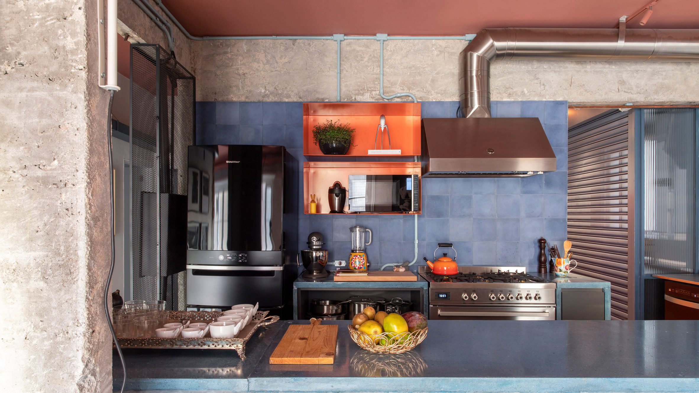 Eight home interiors that make a feature of exposed services - Vimarsana News