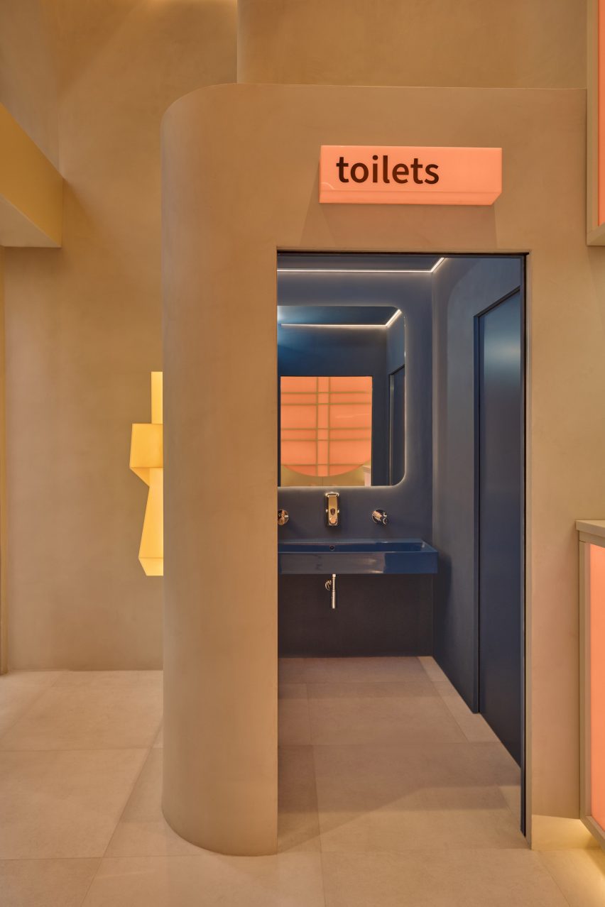 Toilets of restaurant in Milan by Masquespacio