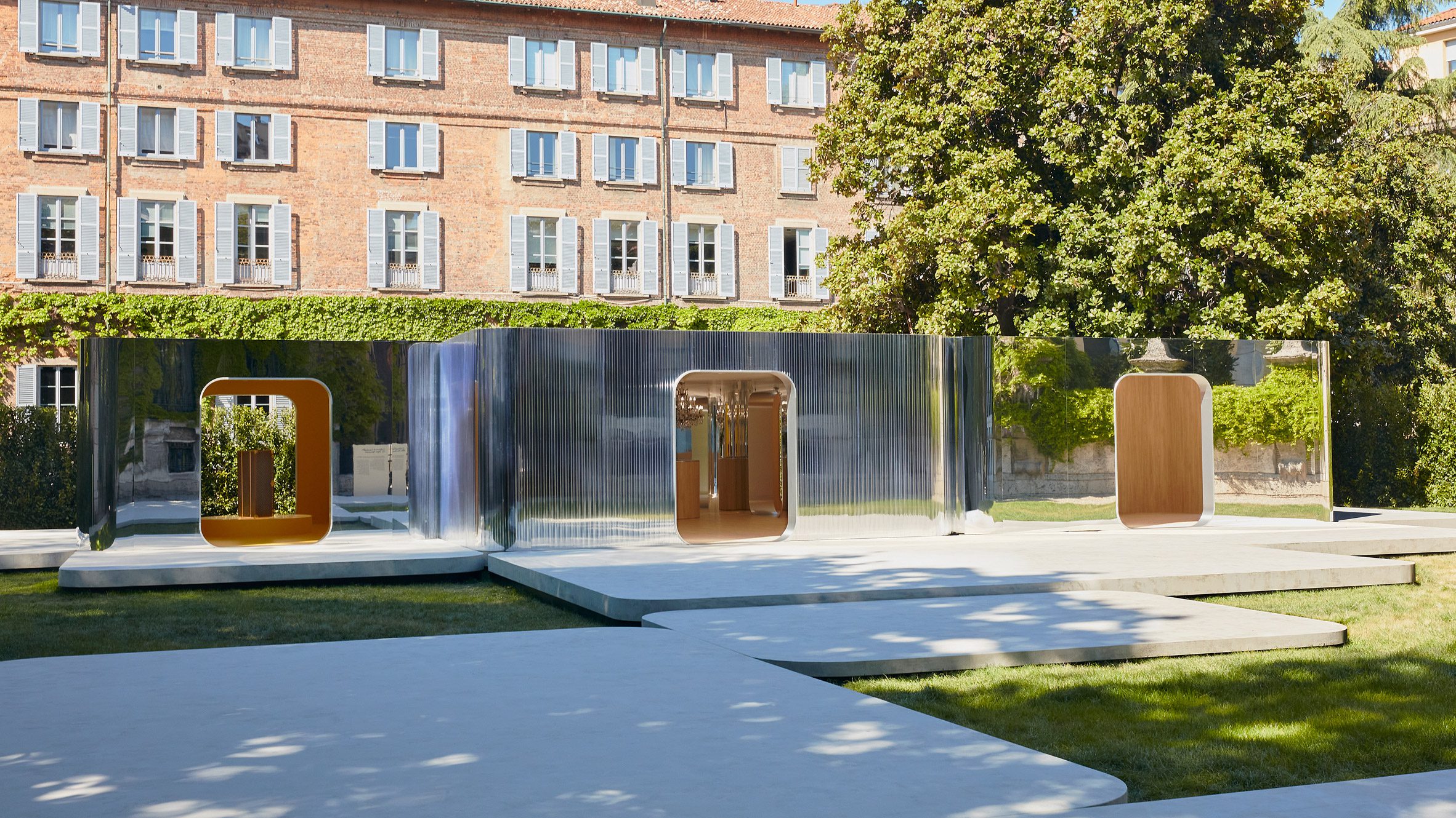 Reflective structures in the gardens of the Palazzo Serbelloni