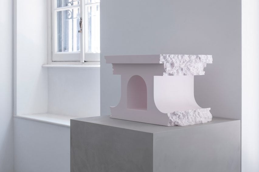 Oggetto rosa pastello come parte dell'installazione della settimana del design di Milano
