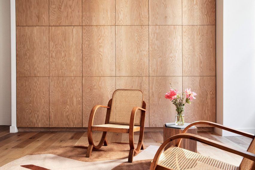 صندلی های چوبی بالای فرشی با الهام از روبرتو برل مار،
