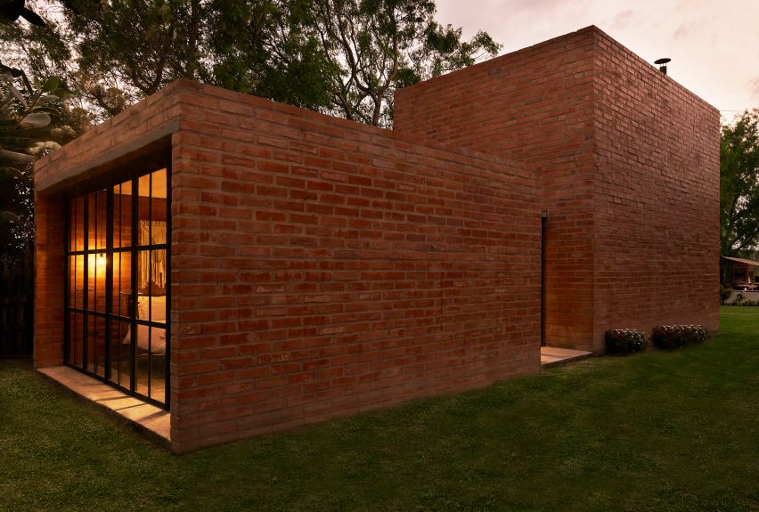 Dua struktur bata berbentuk kubus dengan fasad berlapis kaca oleh PJCArsitektur
