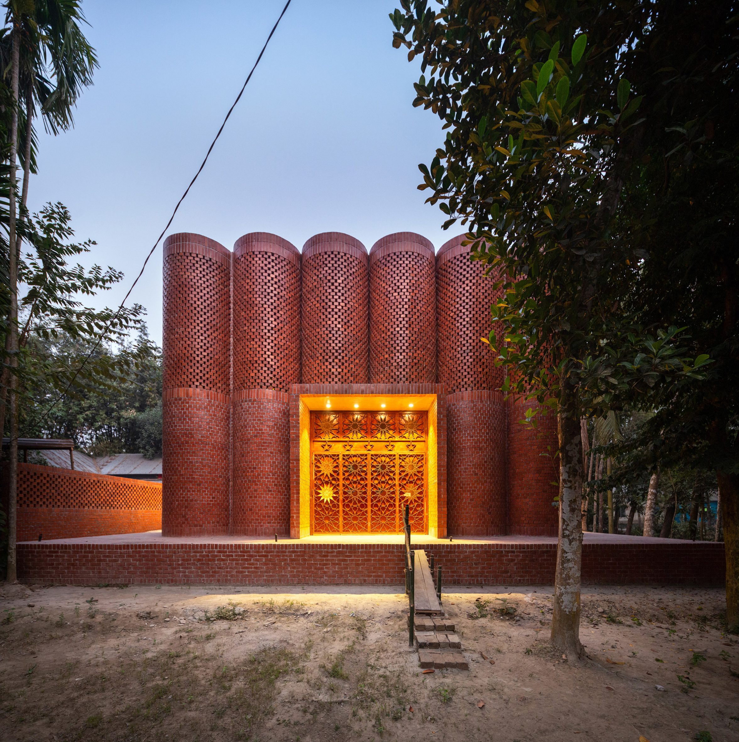Entrance to Bangladesh mausoleum by Sthapotik