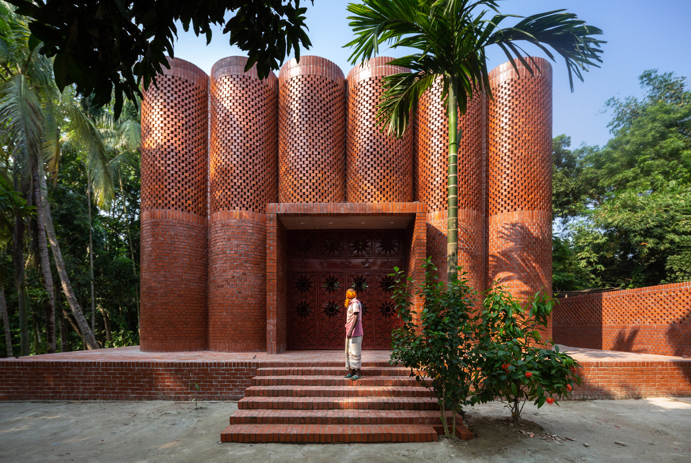 Curved brick building in Bangladesh by Sthapotik