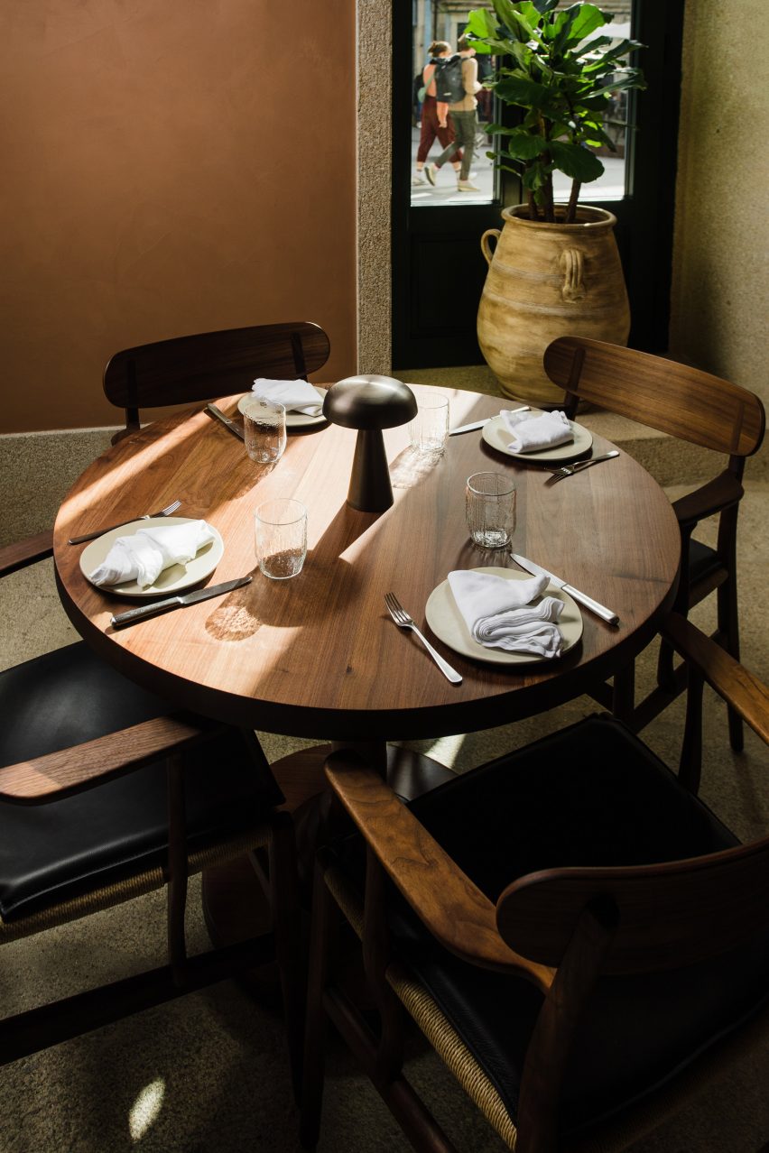 Una mesa redonda de madera en un restaurante de Oporto