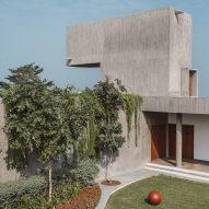 Design Ni Dukaan wraps "citadel-like" house in curved concrete wall