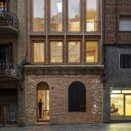 Exterior de una terraza de ladrillo en Barcelona por Harquitectes