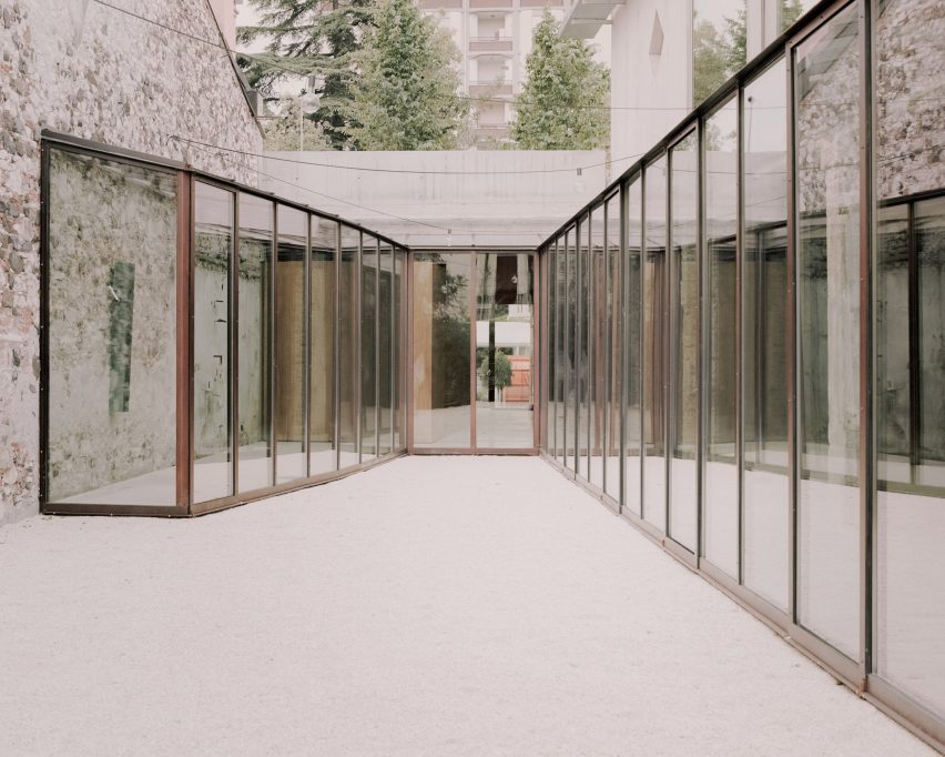 Glass extension at the Threshold and Treasure art gallery in Italy by AMAA