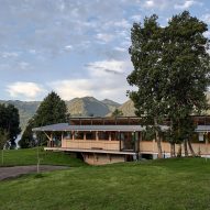 Exterior of Casa Granic by Tomas de Iruarrizaga by a lake in Chile